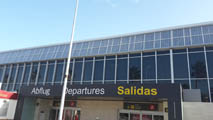 Fachada y cubierta en Aeropuerto de Tenerife.<br>Fachada traslúcida de policarbonato. Lucernario de policarbonato en fachada
