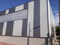 Cerramiento pista deportiva Colegio en Illescas (Toledo).<br>Revestimiento de fachadas. Fachada panel sandwich