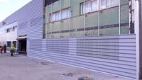 Almacén distribuidor en Seseña Nuevo (Toledo)<br>Revestimiento de fachadas. Fachada de chapa perfil Atenea y Euroline 300