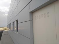 Fachada en factoría en Quintanilla de Sobresierra (Burgos).<br> Revestimiento de Fachada. Fachada Ventilada Aluminio Composite