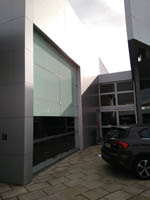 Concesionario Fiat en Alfragide (Portugal).<br>Revestimiento de fachadas. Fachada panel composite de aluminio.