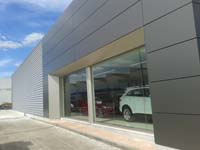 Concesionario Jaguar Land Rover en Alcalá de Henares (Madrid).<br>Revestimiento de fachadas. Fachada panel composite de aluminio
