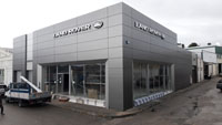 Concesionario Jaguar Land Rover en Olías del Rey (Toledo).<br> Revestimiento de fachada. Fachada panel composite aluminio
