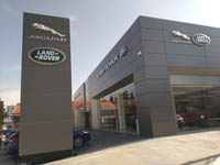 Concesionario Jaguar Land Rover en Tarragona.<br>Revestimiento de fachadas. Fachada panel composite de aluminio