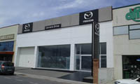 Fachada de concesionario Mazda en Ávila.<br> Revestimiento de fachadas. Fachada panel composite de aluminio