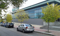 Fachada de Supercor y Centro de Oportunidades de El Corte Inglés, Boadilla del Monte (Madrid). <br>Revestimiento de fachadas. Fachada de chapa de acero prelacada perfilada