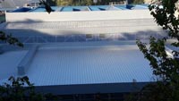 Sustitución de cubiertas de polideportivo en Donostia – San Sebastián (Guipúzcoa).<br>Cubierta de bandeja aluminio junta alzada. Bandeja de aluminio, panel sándwich, policarbonato, chapa perfilada
