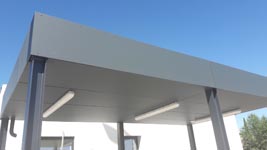 Almacén regulador Lidl en Alcalá de Henares.<br>Envolvente de marquesina. Placa laminada de alta presión