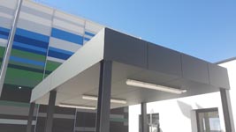Almacén regulador Lidl en Alcalá de Henares.<br>Envolvente de marquesina. Placa laminada de alta presión