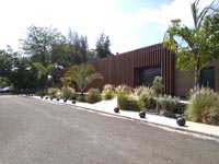 Fachada y cerco de perfiles de acero corten.<br>Hotel en Isla de Guadalupe (Francia), mar Caribe