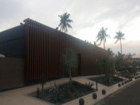 Fachada y cerco de perfiles de acero corten.<br>Hotel en Isla de Guadalupe (Francia), mar Caribe