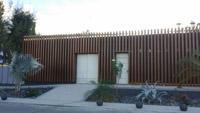 Fachada y cerco de perfiles de acero corten.<br>Hotel en Isla de Guadalupe (Francia), mar Caribe