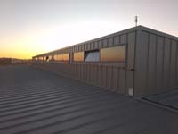 Centro hípico de alto rendimiento en Alcobendas (Madrid).<br> Montaje de cubierta. Bandeja de chapa de acero prelacada