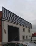 Fachada nave industrial Fuenlabrada (Madrid).<br> Revestimiento de fachadas. Fachada de chapa de acero prelacada.