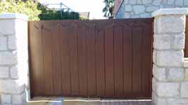 Puerta y vallado en Colmenar Viejo (Madrid). <br>Acero corten. Puerta y vallado