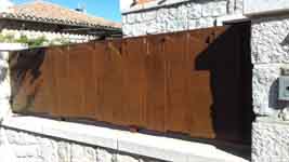Puerta y vallado en Colmenar Viejo (Madrid). <br>Acero corten. Puerta y vallado