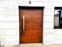 Puerta de acero corten en Hoyo de Manzanares (Madrid).<br>Acero corten. Puerta