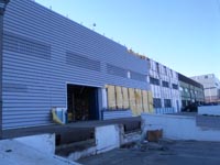 Almacén distribuidor en Seseña Nuevo (Toledo).<br>Revestimiento de fachadas.Fachada de chapa perfil Atenea y Euroline 300