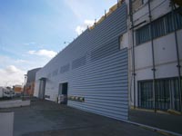 Almacén distribuidor en Seseña Nuevo (Toledo).<br>Revestimiento de fachadas.Fachada de chapa perfil Atenea y Euroline 300