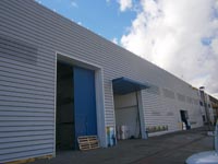 Almacén distribuidor en Seseña Nuevo (Toledo).<br>Revestimiento de fachadas.Fachada de chapa perfil Atenea y Euroline 300