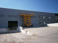 Almacén distribuidor en Seseña Nuevo (Toledo).<br>Revestimiento de fachadas.Fachada de chapa perfil Atenea y Euroline 300