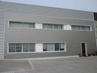 Almacén distribuidor en Seseña Nuevo (Toledo).<br>Revestimiento de fachadas.Fachada de chapa perfil Atenea y Euroline 300
