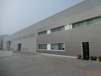 Almacén distribuidor en Seseña Nuevo (Toledo).<br>Revestimiento de fachadas.Fachada de chapa perfil Atenea y Euroline 300