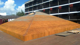 Cubierta de pirámide en Hotel en Isla de Guadalupe (Francia), mar Caribe.<br>Cubierta de acero corten. Cubierta de acero corten - Cunikrom