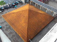 Cubierta de pirámide en Hotel en Isla de Guadalupe (Francia), mar Caribe.<br>Cubierta de acero corten. Cubierta de acero corten - Cunikrom