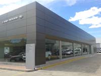 Concesionario Jaguar Land Rover en Alcalá de Henares (Madrid).<br>Revestimiento de fachadas. Fachada panel composite de aluminio