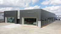 Concesionario Jaguar Land Rover en Alcalá de Henares (Madrid).<br>Revestimiento de fachadas. Fachada panel composite de aluminio