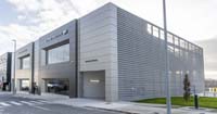 Concesionario Jaguar en Cordovilla (Pamplona).<br> Revestimiento de fachada. Fachada panel composite de aluminio