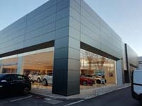 Concesionario Jaguar en Vitoria (Álava). <br>Revestimiento de fachadas. Fachada panel composite aluminio
