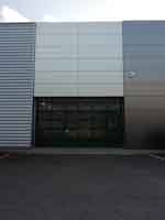 Concesionario Jaguar en Vitoria (Álava). <br>Revestimiento de fachadas. Fachada panel composite aluminio