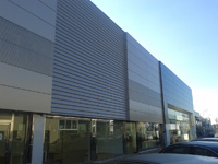 Concesionario Jaguar Land Rover en Móstoles (Madrid)<br>Revestimiento de fachadas. Fachada panel composite de aluminio.