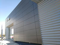 Concesionario Jaguar Land Rover en Tarragona.<br>Revestimiento de fachadas. Fachada panel composite de aluminio