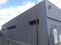 Nave industrial en Coslada (Madrid).<br>Revestimiento de fachadas. Fachada de chapa perfilada tipo minionda