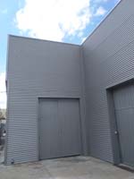 Nave industrial en Coslada (Madrid).<br>Revestimiento de fachadas. Fachada de chapa perfilada tipo minionda