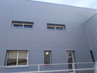 Nave industrial en Coslada (Madrid).<br>Revestimiento de fachadas. Fachada de chapa perfilada tipo minionda