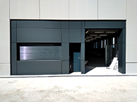 Revestimiento de entrada edificio de oficinas en Vicálvaro (Madrid).<br> Fachadas. Fachada de panel composite aluminio. 