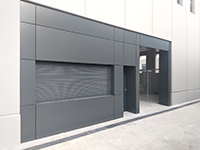 Revestimiento de entrada edificio de oficinas en Vicálvaro (Madrid).<br> Fachadas. Fachada de panel composite aluminio. 