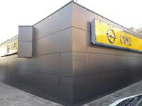 Concesionario Opel en Madrid.<br> Revestimiento de fachada. Fachada panel sándwich y composite de aluminio