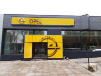 Concesionario Opel en Madrid.<br> Revestimiento de fachada. Fachada panel sándwich y composite de aluminio