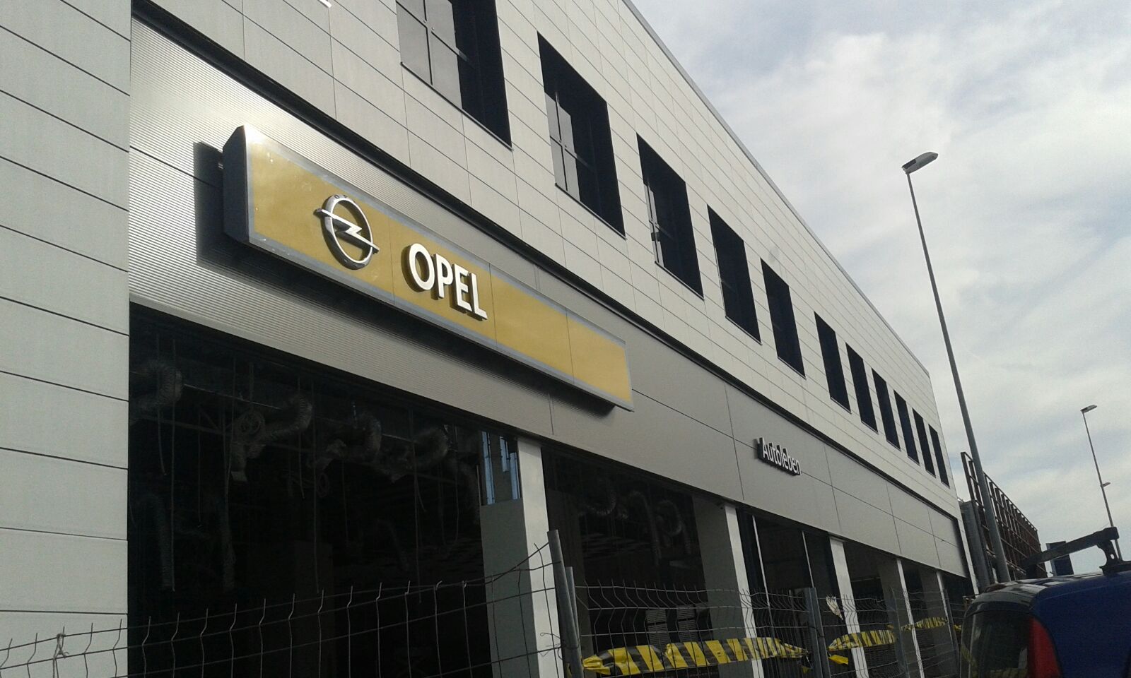 Concesionario Opel en Sant Boi de Llobregat (Barcelona)<br>Fachada panel sándwich. Panel sándwich de fachada