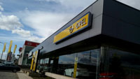 Concesionario Opel en Teruel.<br>Revestimiento de fachadas. Fachada de panel sándwich