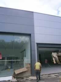 Fachada panel sandwich.<br>Concesionario Opel en Lisboa(Portugal)