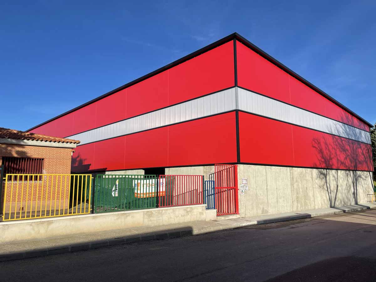 Pabellón deportivo en Rielves (Toledo).<br> Cubrición y cerramiento de edificios. Panel sándwich metálico