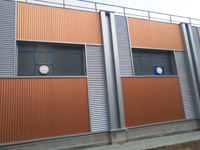 Fachada talleres ocupacionales Arganda del Rey (Madrid).<br> Revestimiento de fachadas. Fachada de chapa de acero prelacada