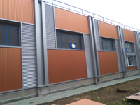 Fachada talleres ocupacionales Arganda del Rey (Madrid).<br> Revestimiento de fachadas. Fachada de chapa de acero prelacada