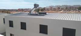 Cubiertas de viviendas en Mejorada del Campo (Madrid). <br>Cubrición de edificios. Panel sándwich metálico